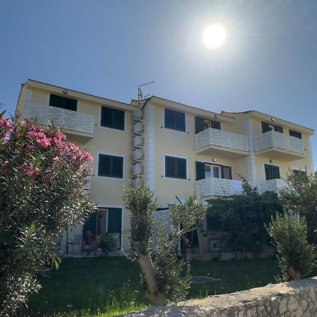 Apartmani Lovren Новаля Екстериор снимка