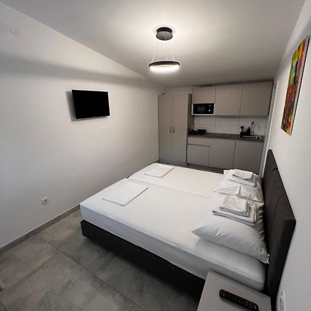 Apartmani Lovren Новаля Екстериор снимка