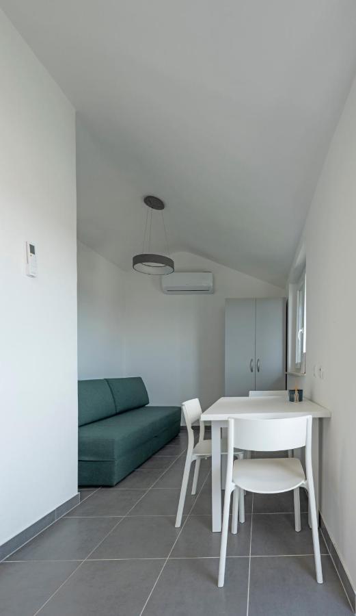 Apartmani Lovren Новаля Екстериор снимка