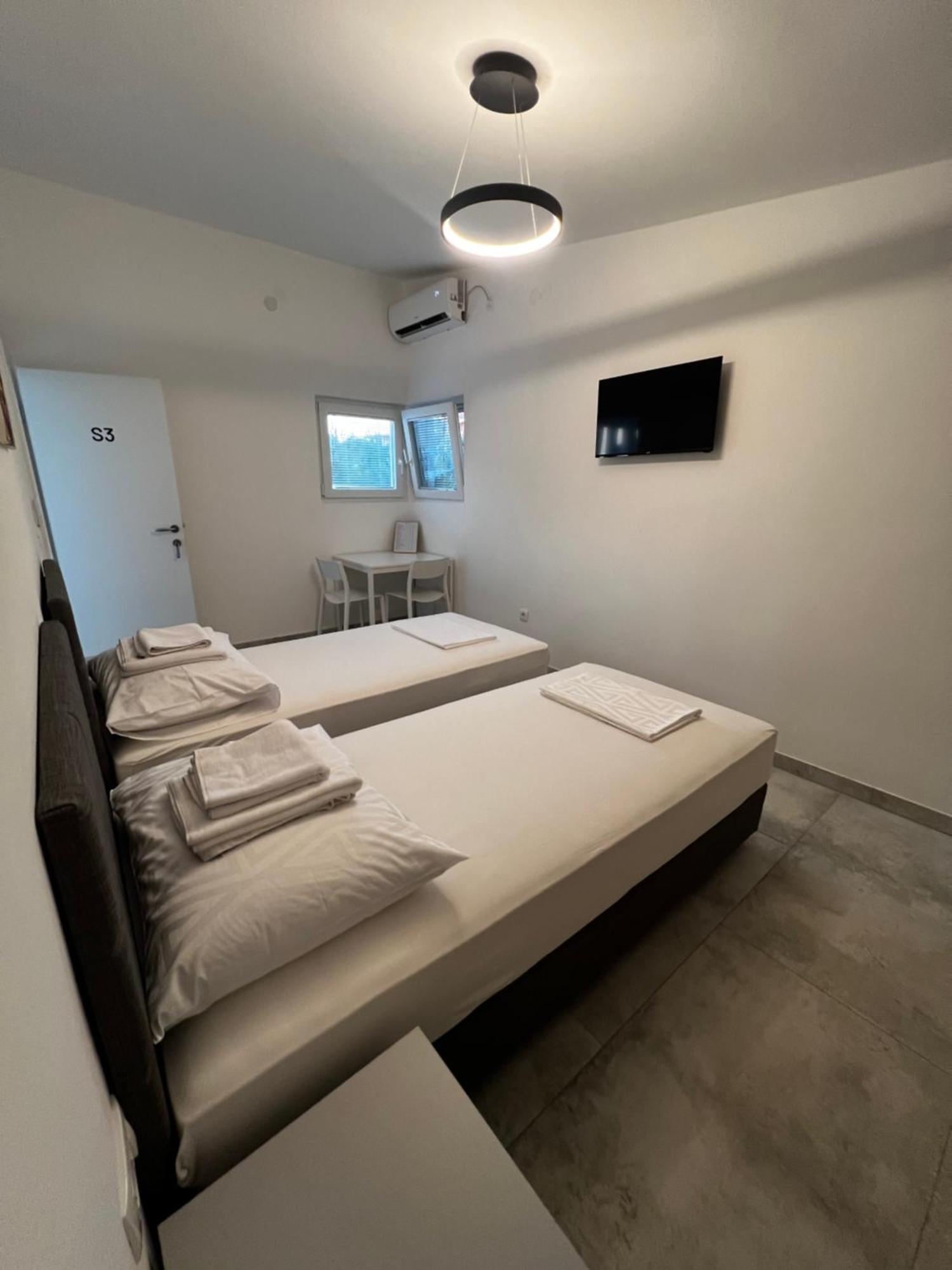 Apartmani Lovren Новаля Екстериор снимка