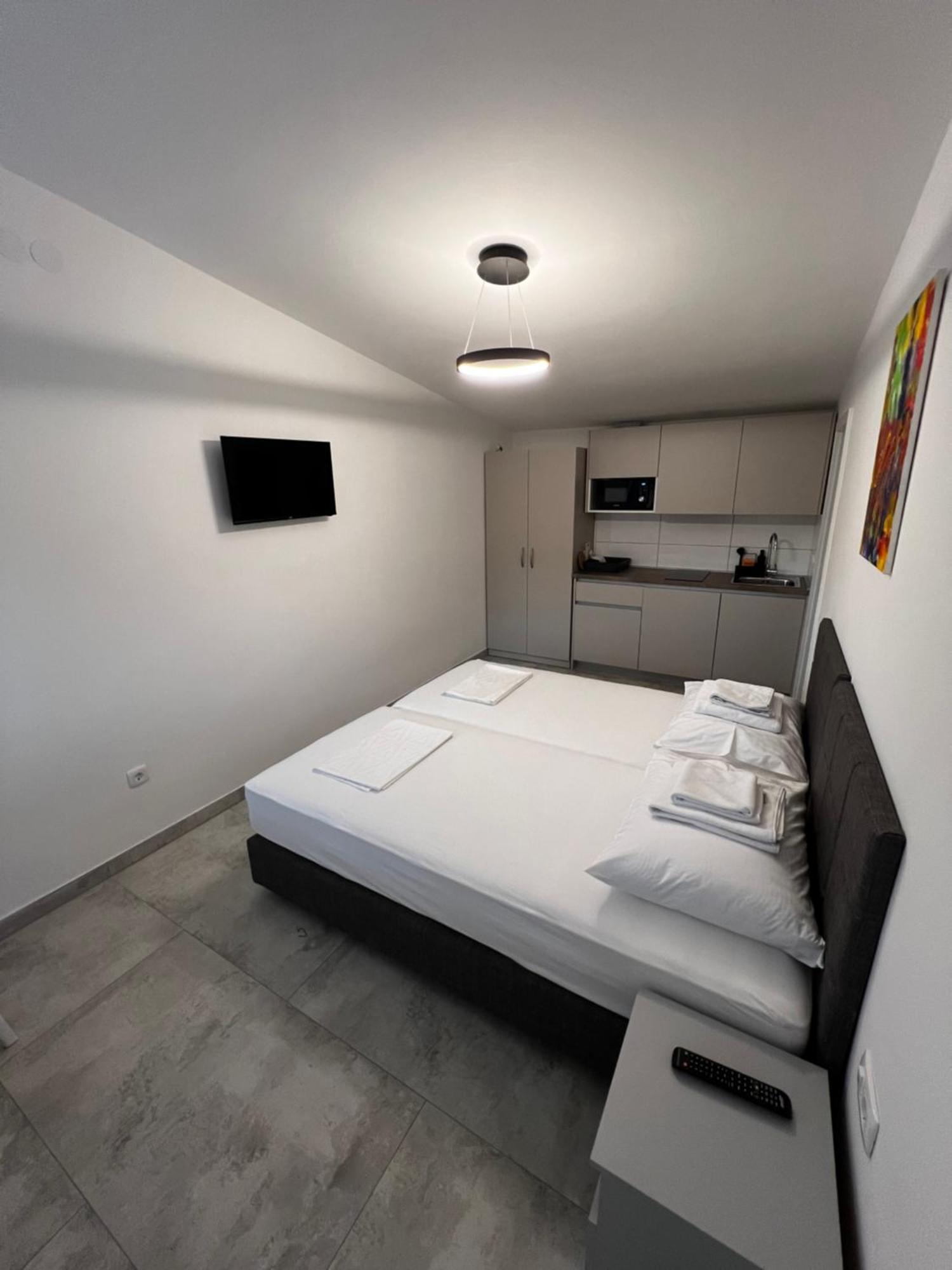 Apartmani Lovren Новаля Екстериор снимка