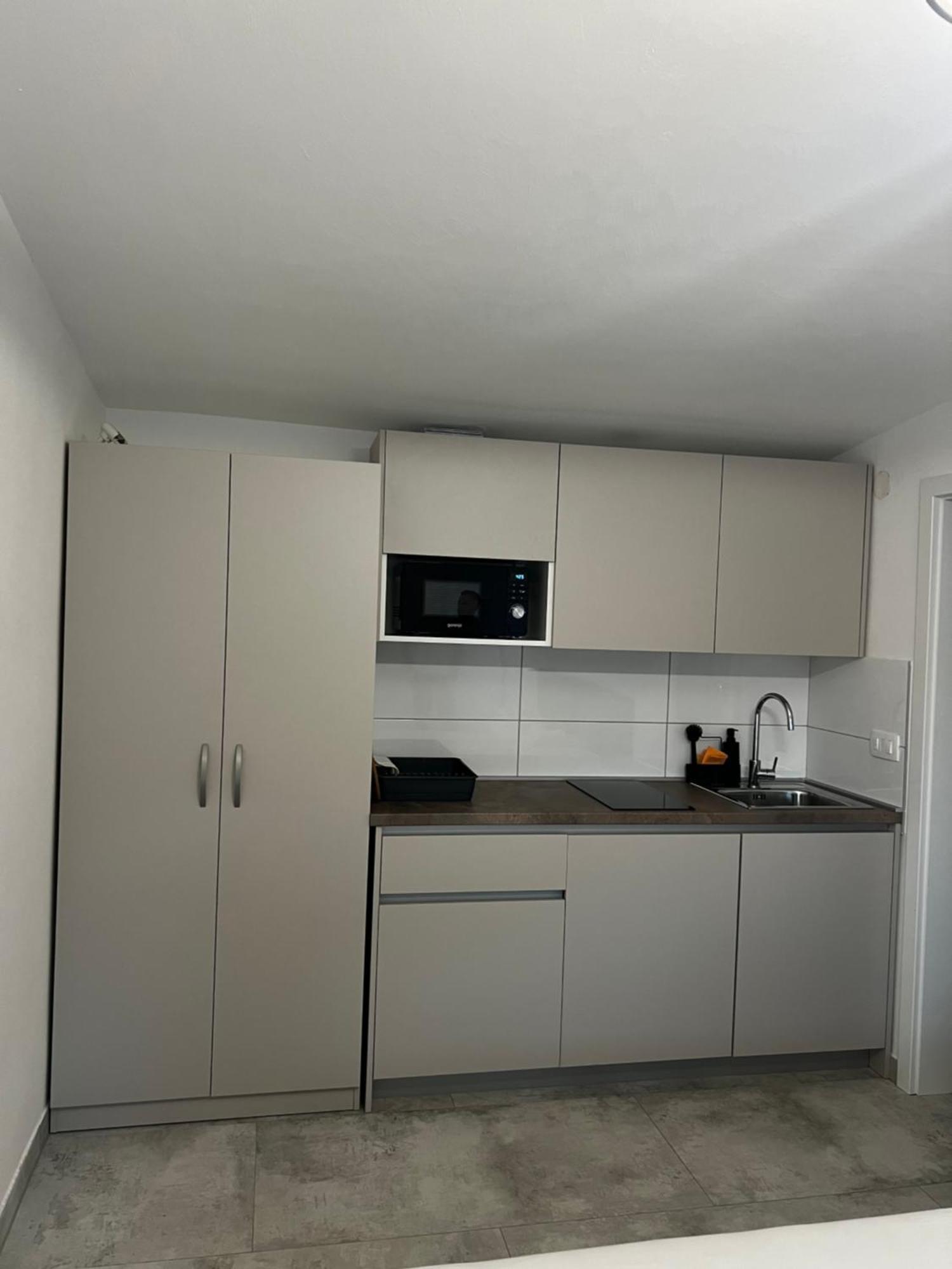 Apartmani Lovren Новаля Екстериор снимка