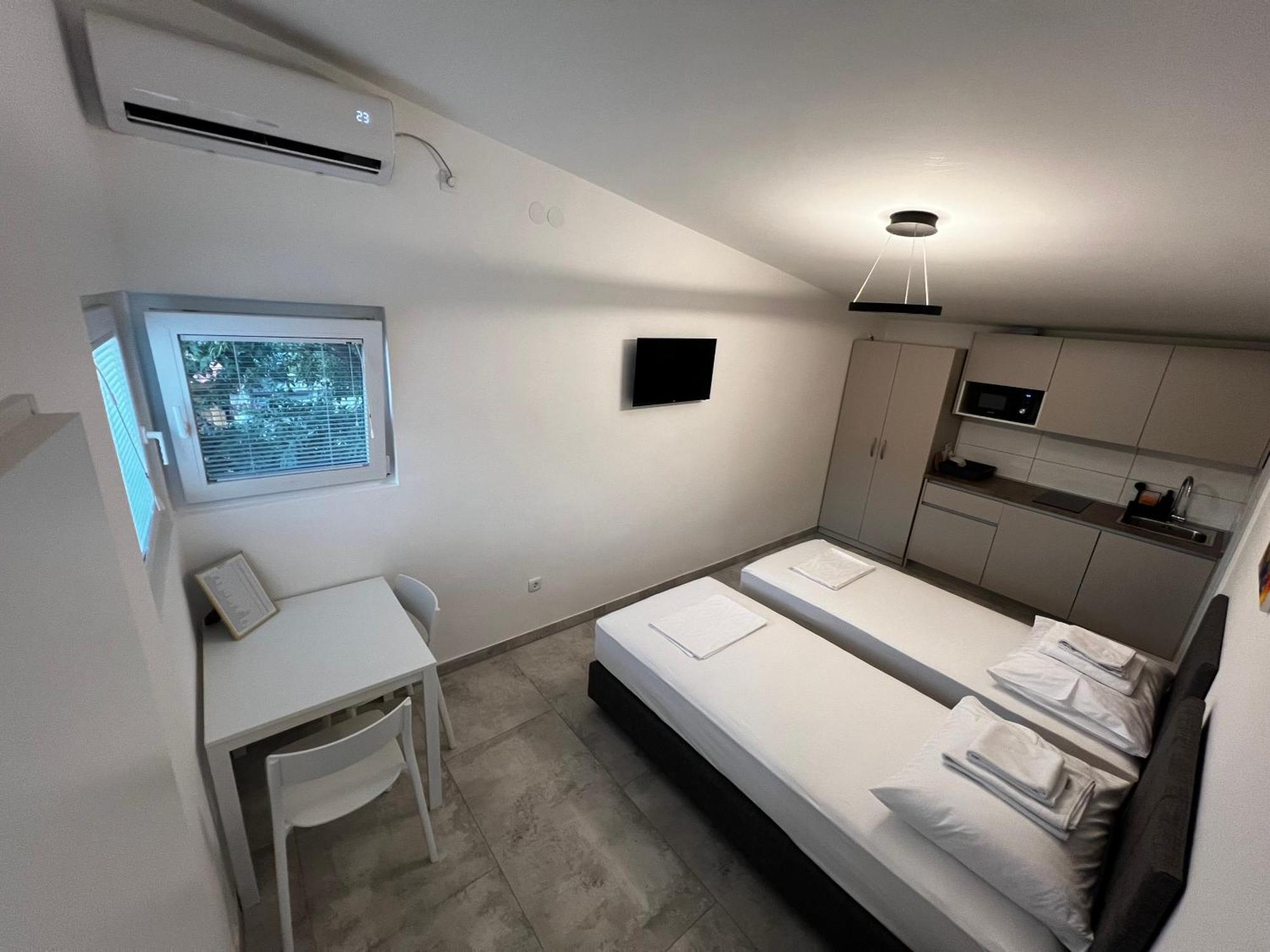 Apartmani Lovren Новаля Екстериор снимка