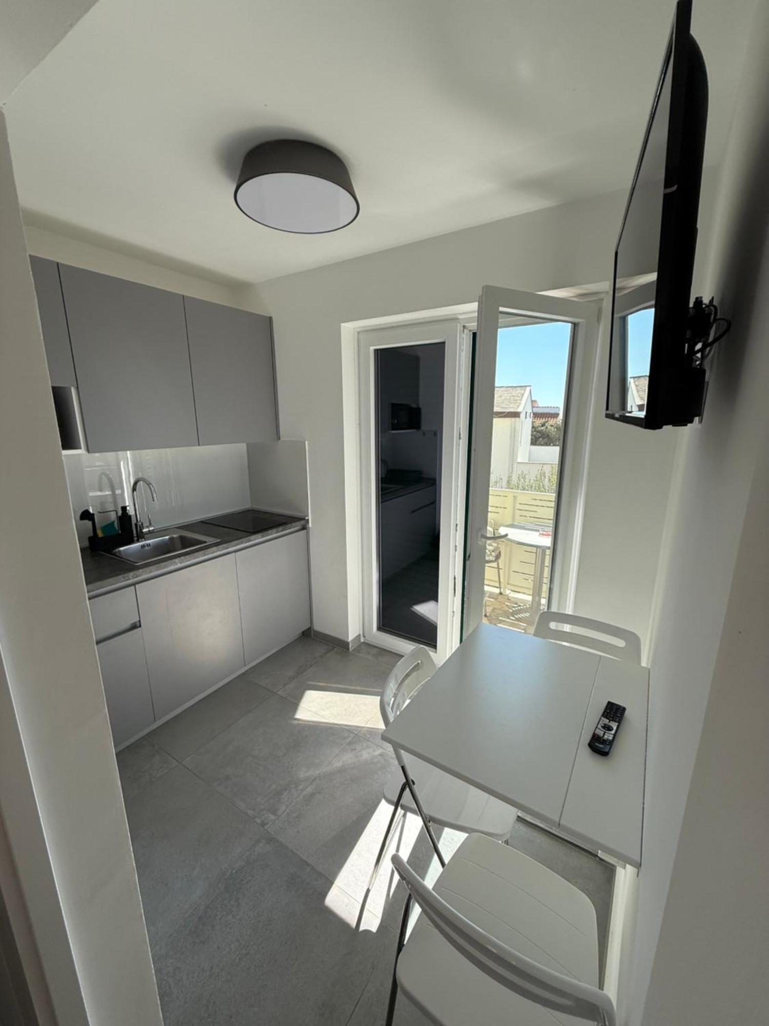 Apartmani Lovren Новаля Екстериор снимка